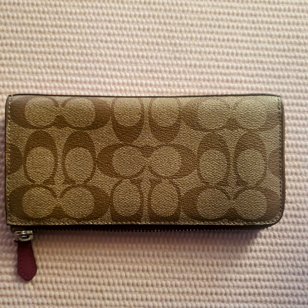 SOLD - Coach Large Peyton Signature Slim Accordion Zip Zippy Wallet - Picture 5 of 14